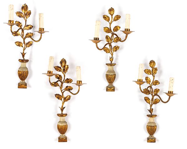 Quattro appliques a due luci in legno laccato e dorato