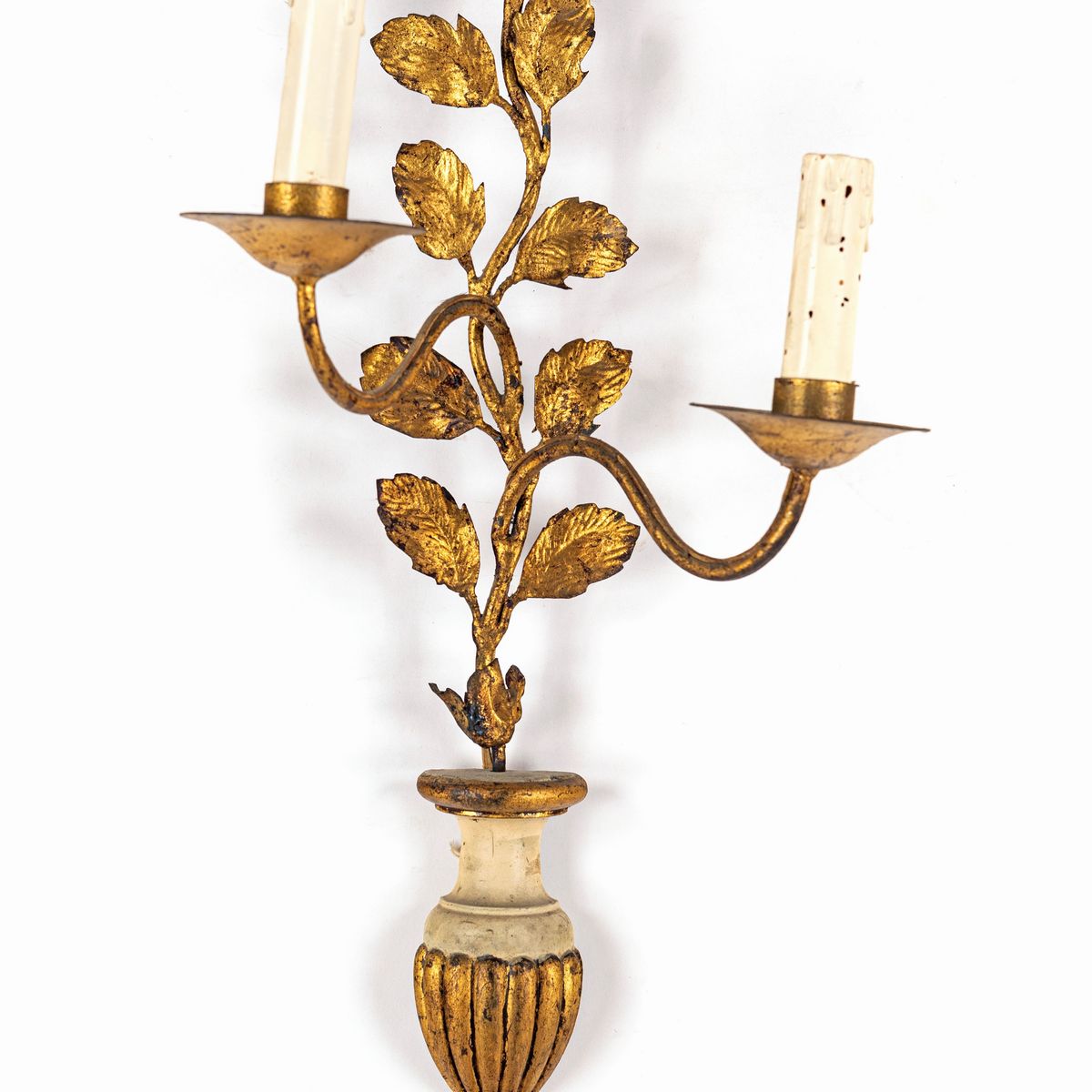 Quattro Appliques a Due Luci in Legno Laccato e Dorato