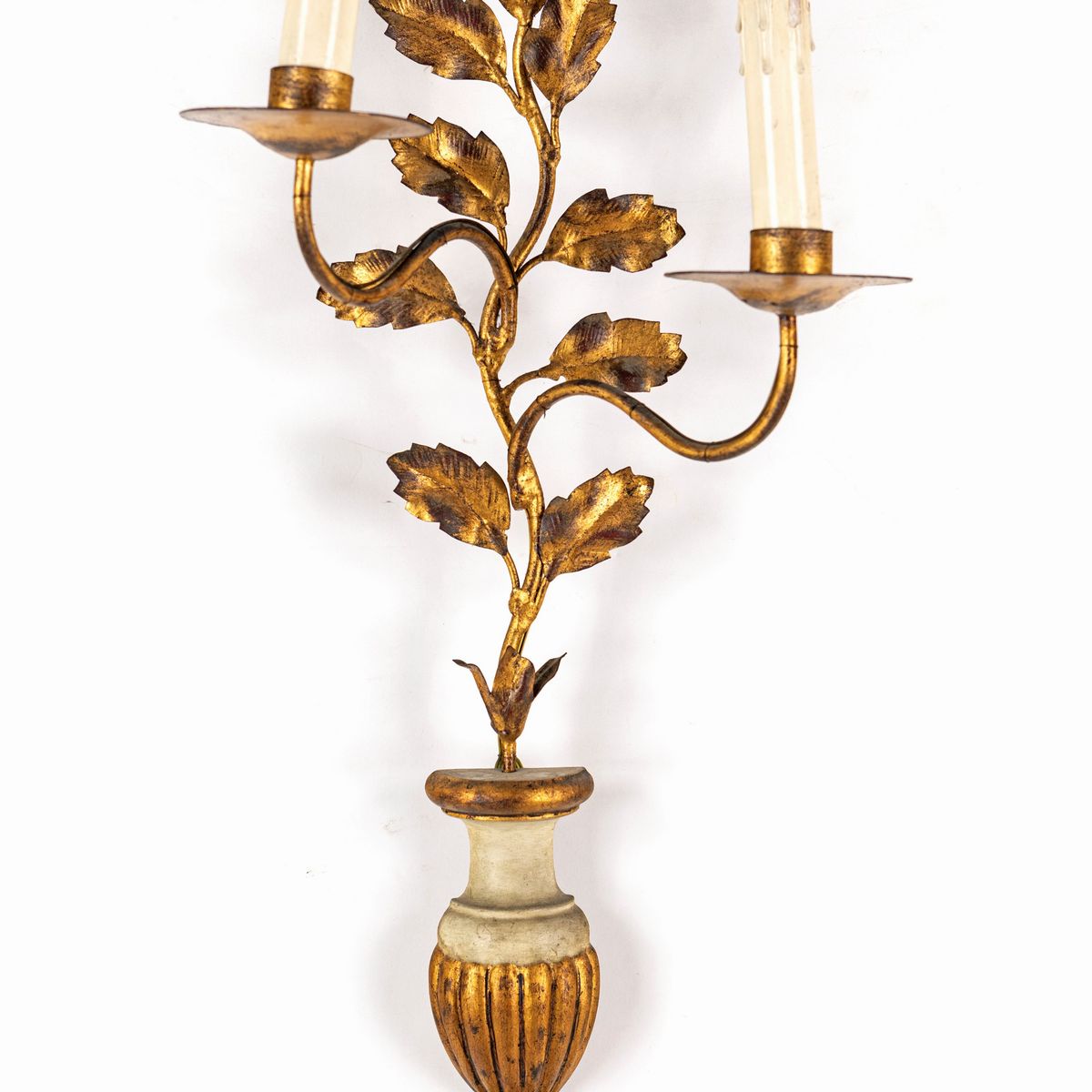 Quattro Appliques a Due Luci in Legno Laccato e Dorato