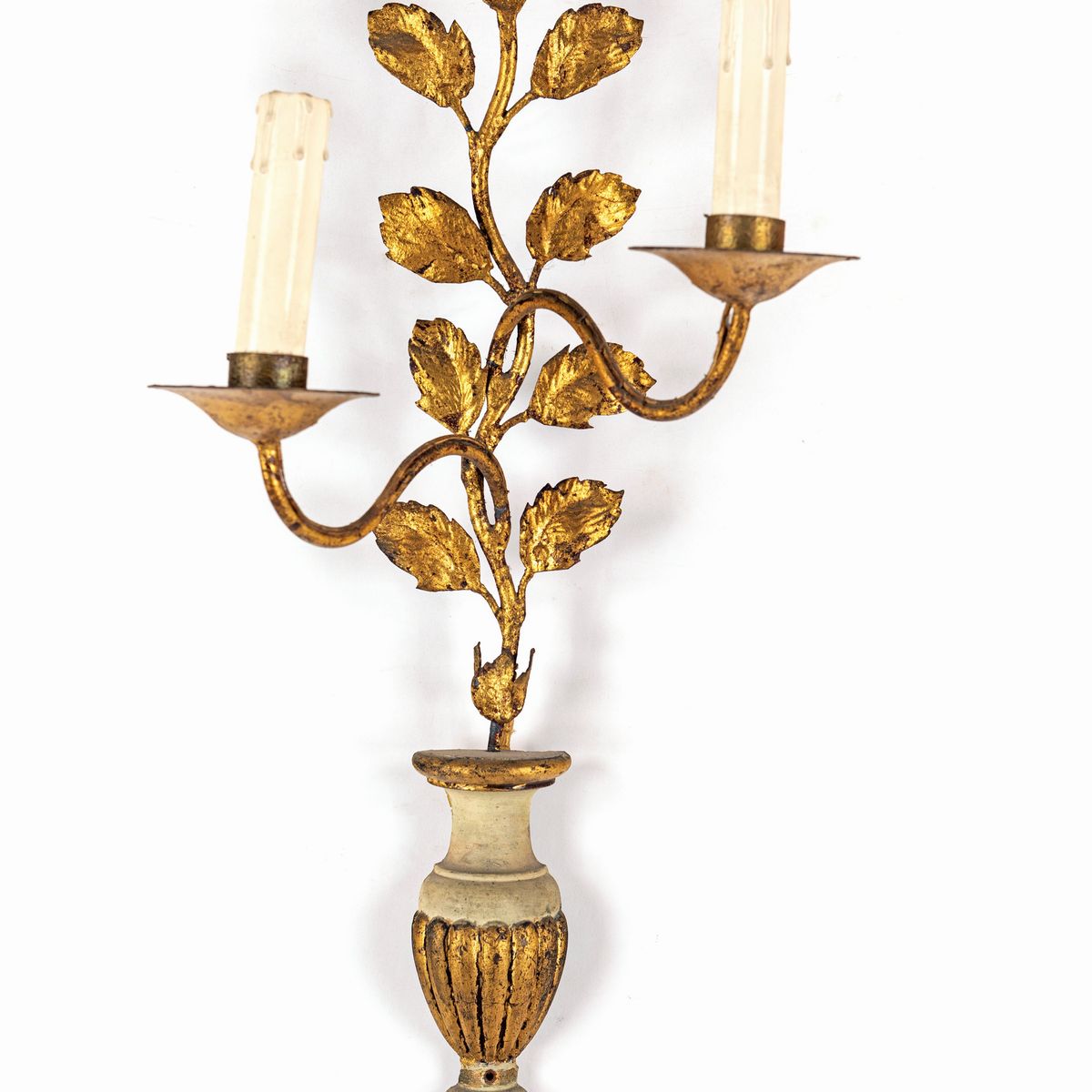 Quattro Appliques a Due Luci in Legno Laccato e Dorato
