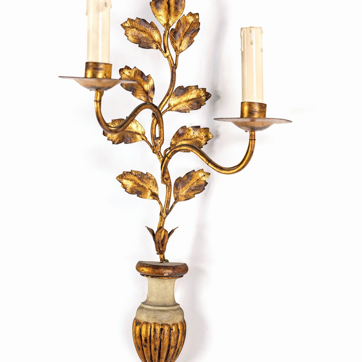 Quattro Appliques a Due Luci in Legno Laccato e Dorato