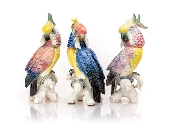 Tre grandi figure di pappagallo cacatua in porcellana policroma, XX secolo