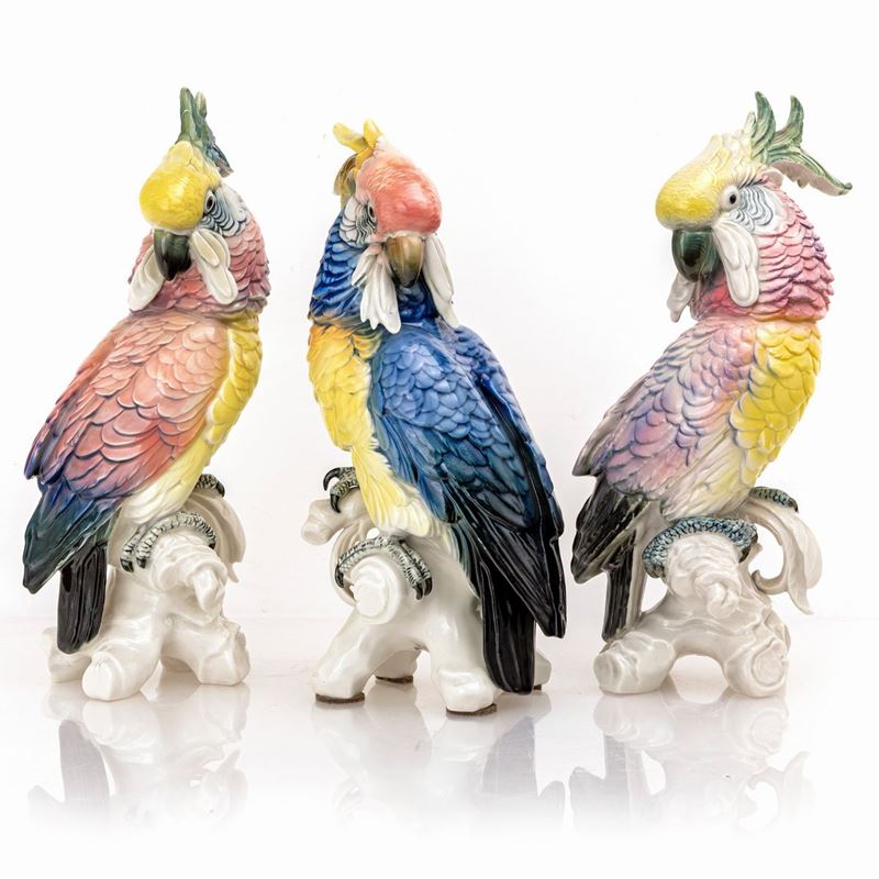 Tre Grandi Figure di Pappagallo Cacatua in Porcellana Policroma, XX Secolo