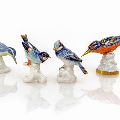 Quattro Figure di Volatile in Porcellana Bianca, Blu e Rossa con Lumeggiature Dorate