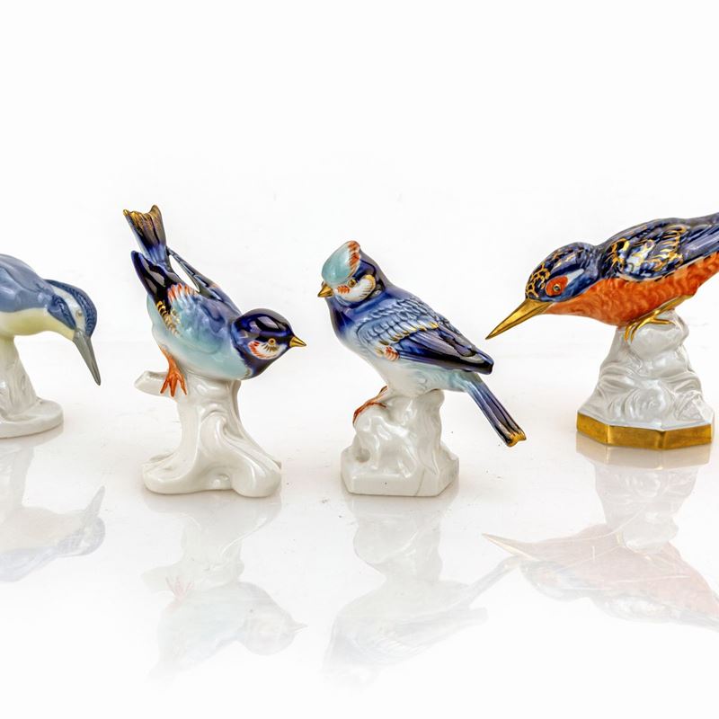 Quattro Figure di Volatile in Porcellana Bianca, Blu e Rossa con Lumeggiature Dorate