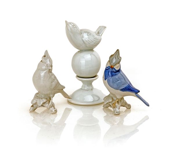 Tre figure di uccellino in porcellana, manifatture diverse