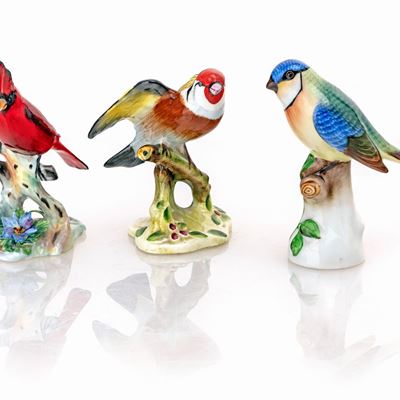 Tre Piccole Figure di Uccellino in Porcellana Policroma, Manifattura di Herend e Royal Adderley F...