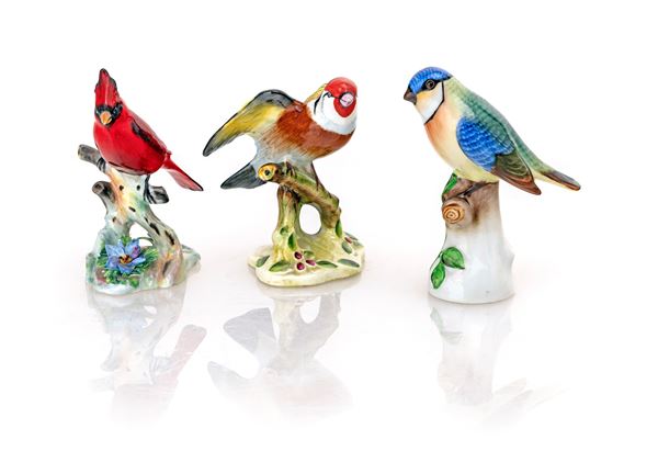 Tre piccole figure di uccellino in porcellana policroma, manifattura di Herend e Royal Adderley Floral