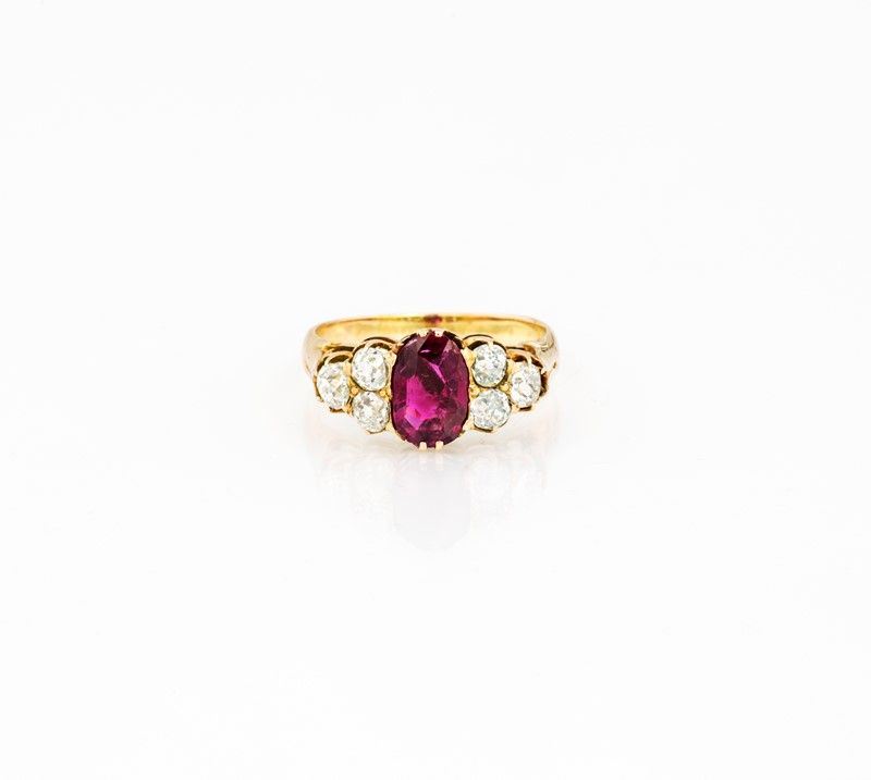 Anello Vittoriano in Oro con un Rubino e Diamanti
