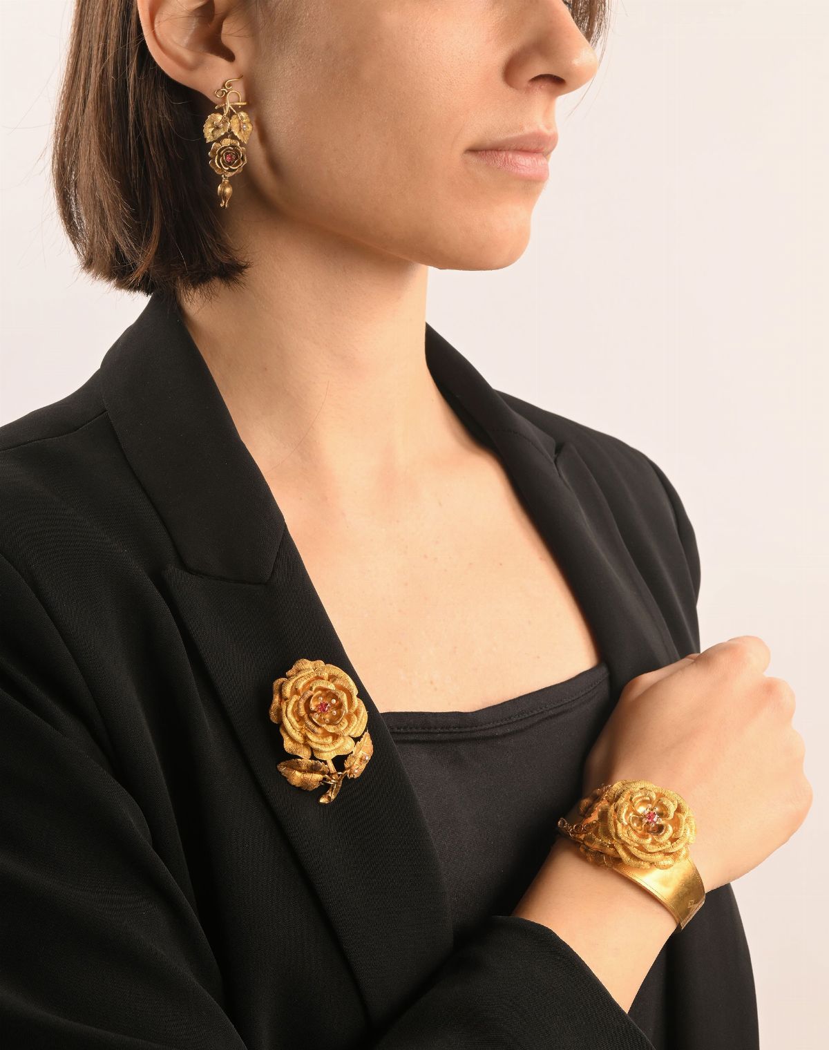 Parure Antica di Bracciale, Spilla e Orecchini in Oro.