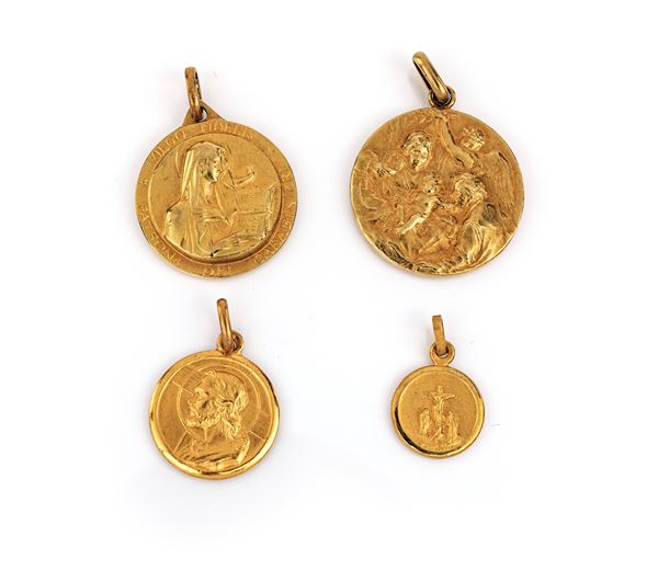 Gruppo 4 pendenti sacri in oro