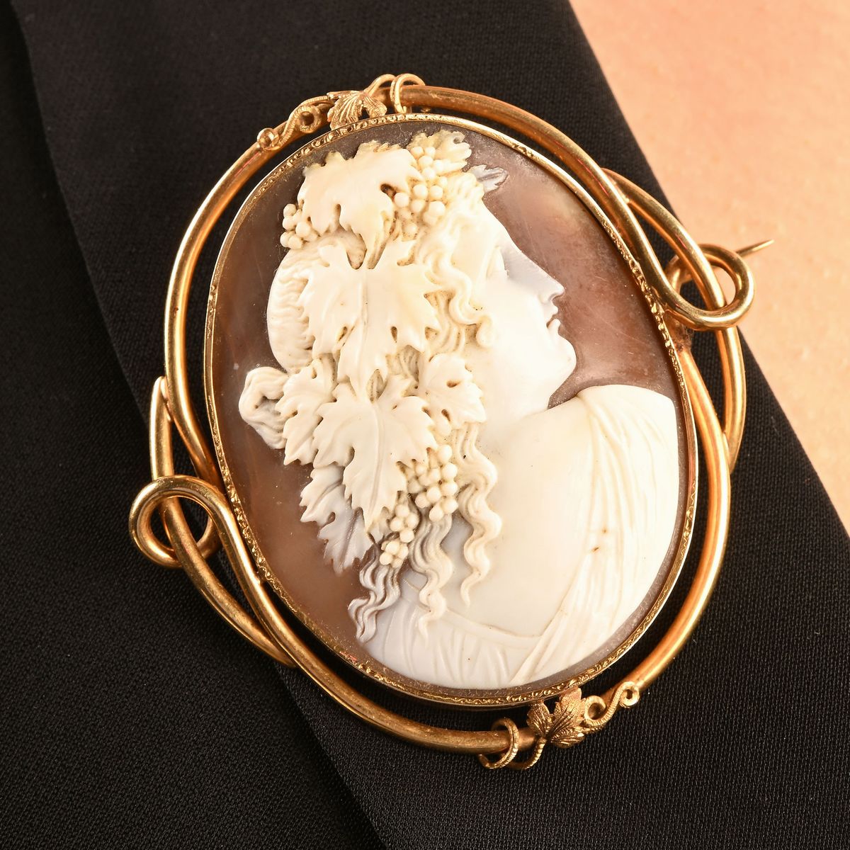 Spilla in Oro e Cammeo