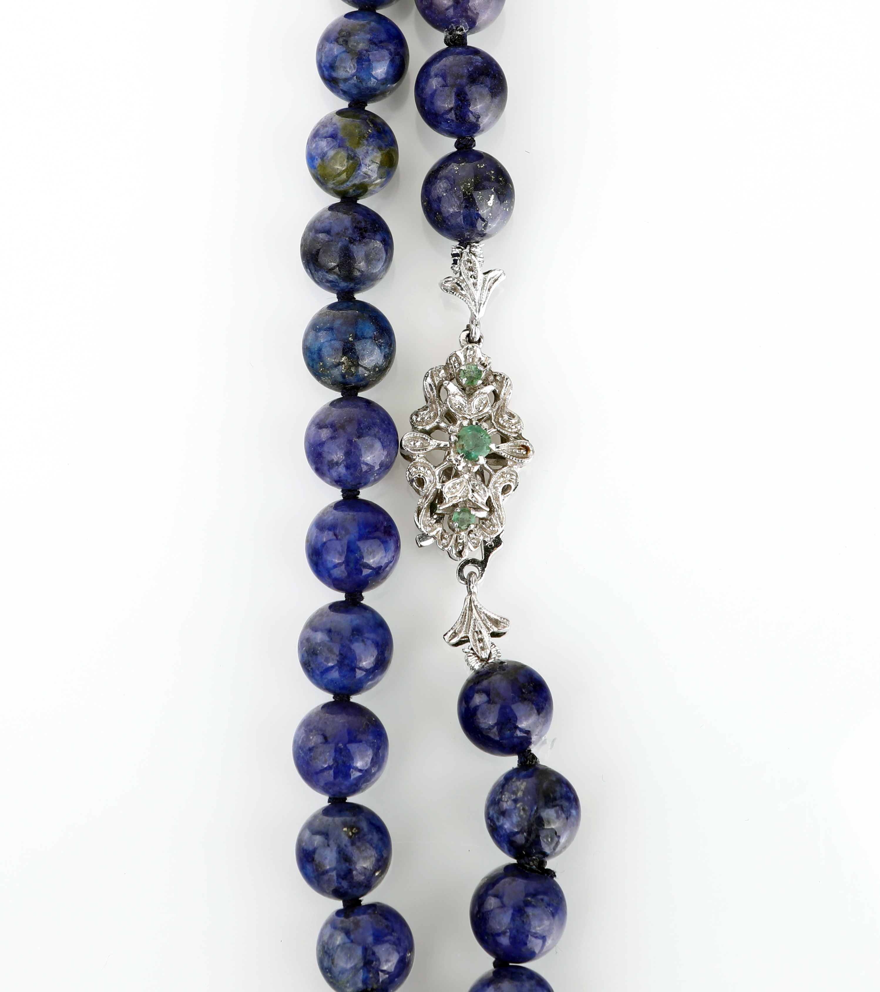 Collana in lapislazzuli con chiusura in oro e smeraldi