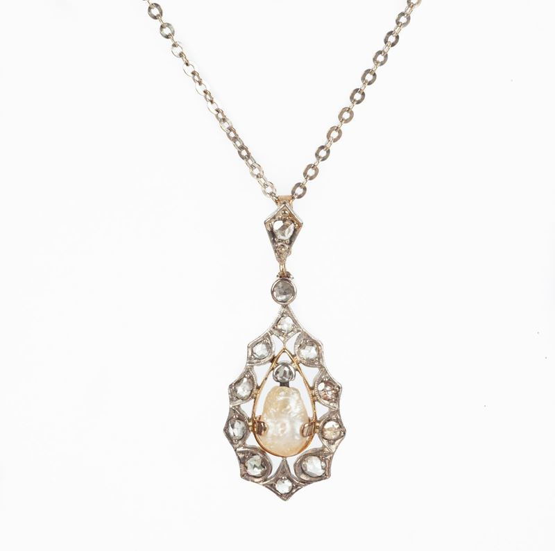 Pendente Antico in Oro Argento, Diamanti e Perla con Catena in Oro