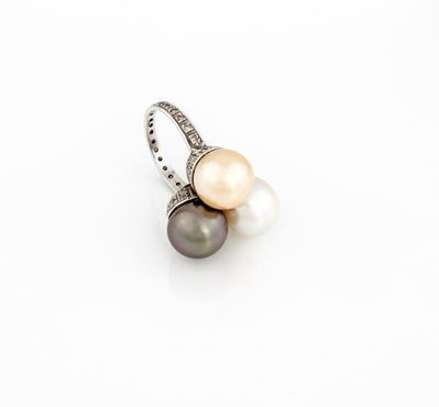 Anello in Oro Bianco con Tre Perle