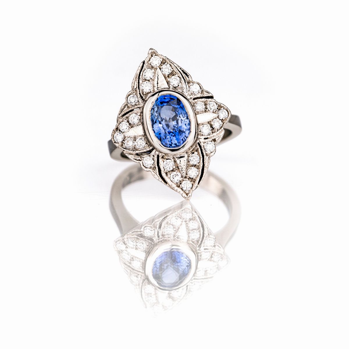 Anello in Oro Bianco Zaffiro e Brillanti