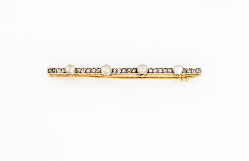 Spilla in Oro Giallo Platino e Diamanti con Quattro Perle Naturali