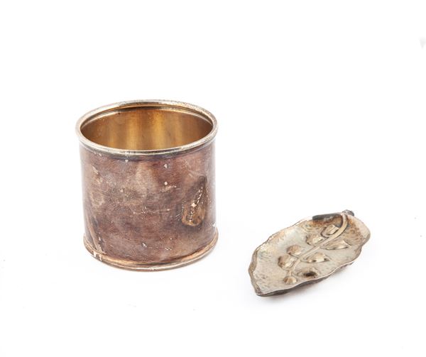 Bicchiere in argento 800, Galbiati e piattino a forma di foglia  - Asta Argenti Antichi e da Collezione - Casa d'Aste Arcadia