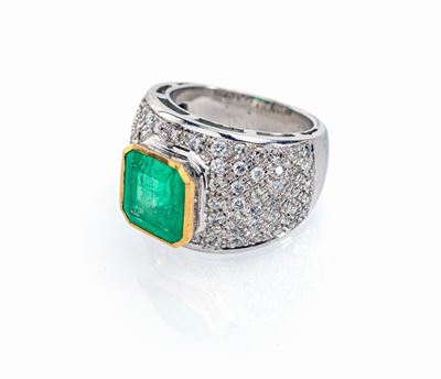Anello a Fascione in Oro, Smeraldo e Brillanti