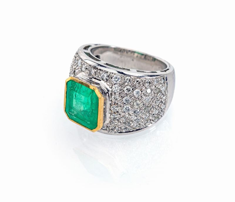 Anello a Fascione in Oro, Smeraldo e Brillanti