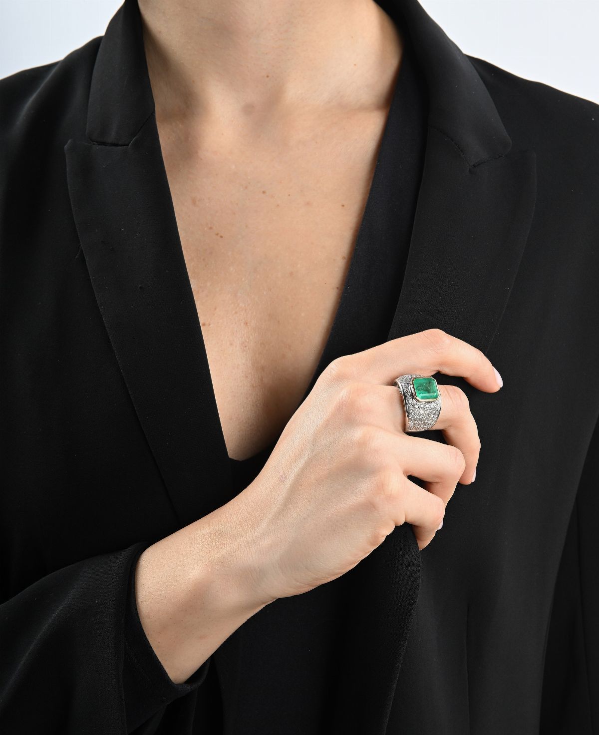 Anello a Fascione in Oro, Smeraldo e Brillanti