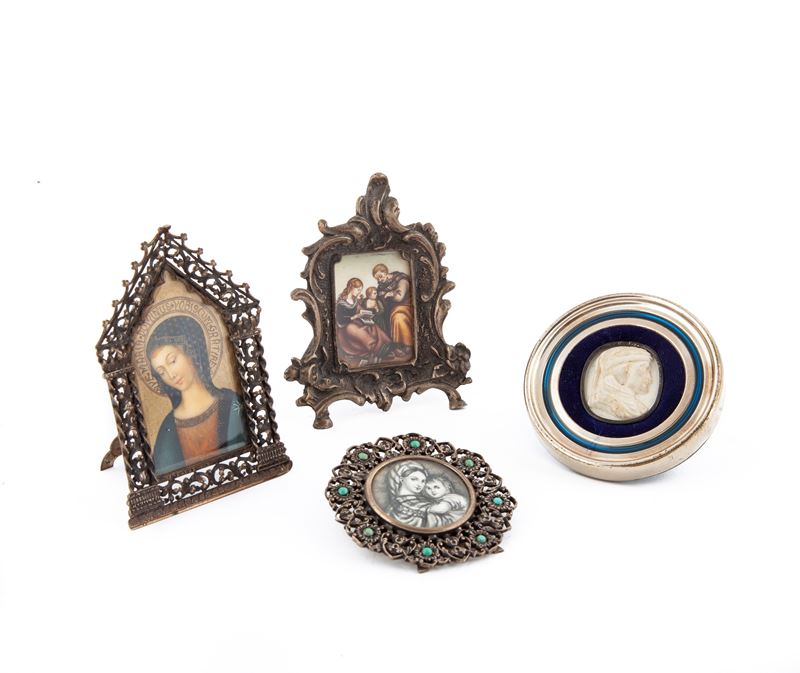 Quattro piccole cornici da tavolo diverse in argento e metallo argentato