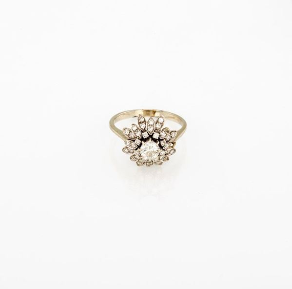 ANELLO IN ORO BIANCO CON BRILLANTE CENTRALE E BRILLANTINI