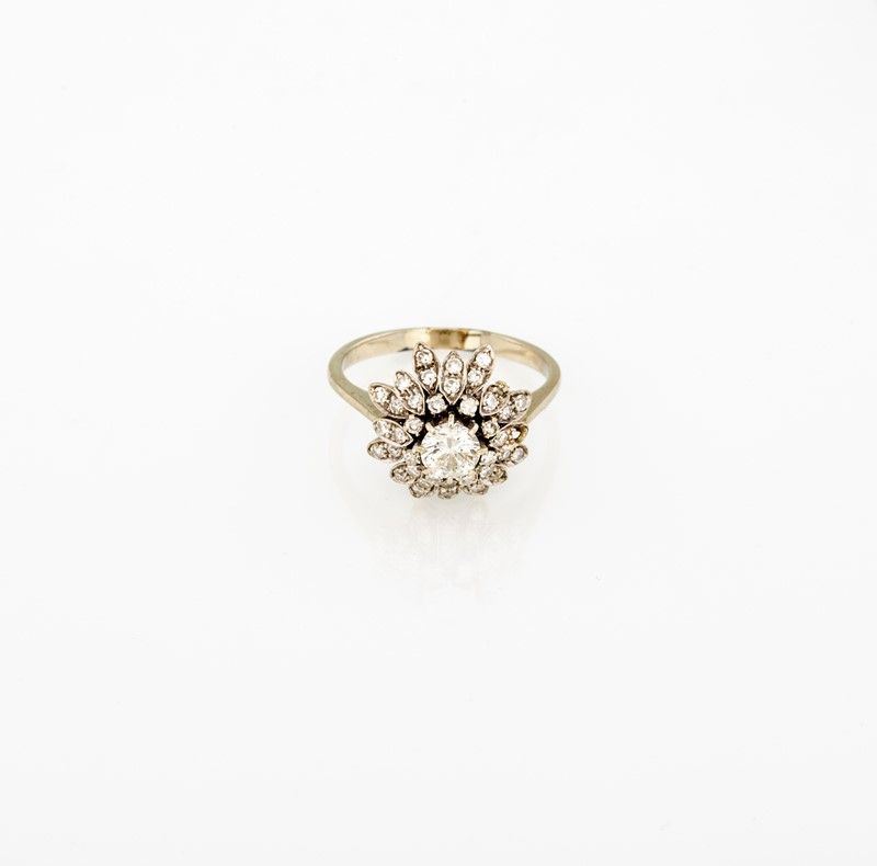Anello in Oro Bianco con Brillante Centrale e Brillantini