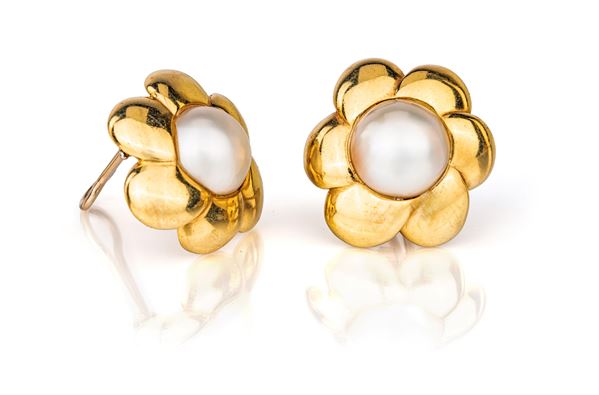 Coppia di orecchini in oro e perle naturali