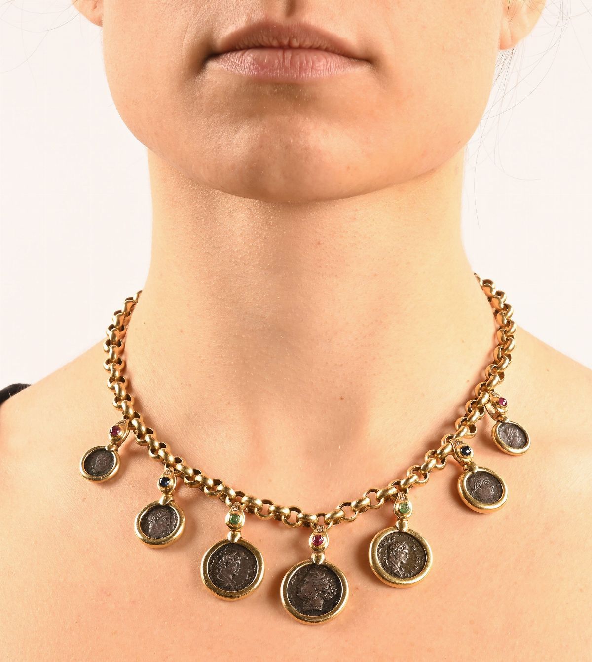 Collana in Oro, Monete, Zaffiri, Smeraldi e Rubini Cabochon e Brillanti