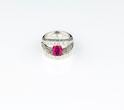 Anello in Oro Bianco con Rubino Burma e Brillanti