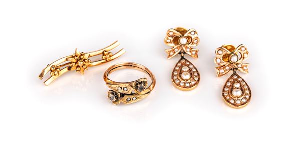Gruppo di orecchini, anello e spilla borbonici in oro
