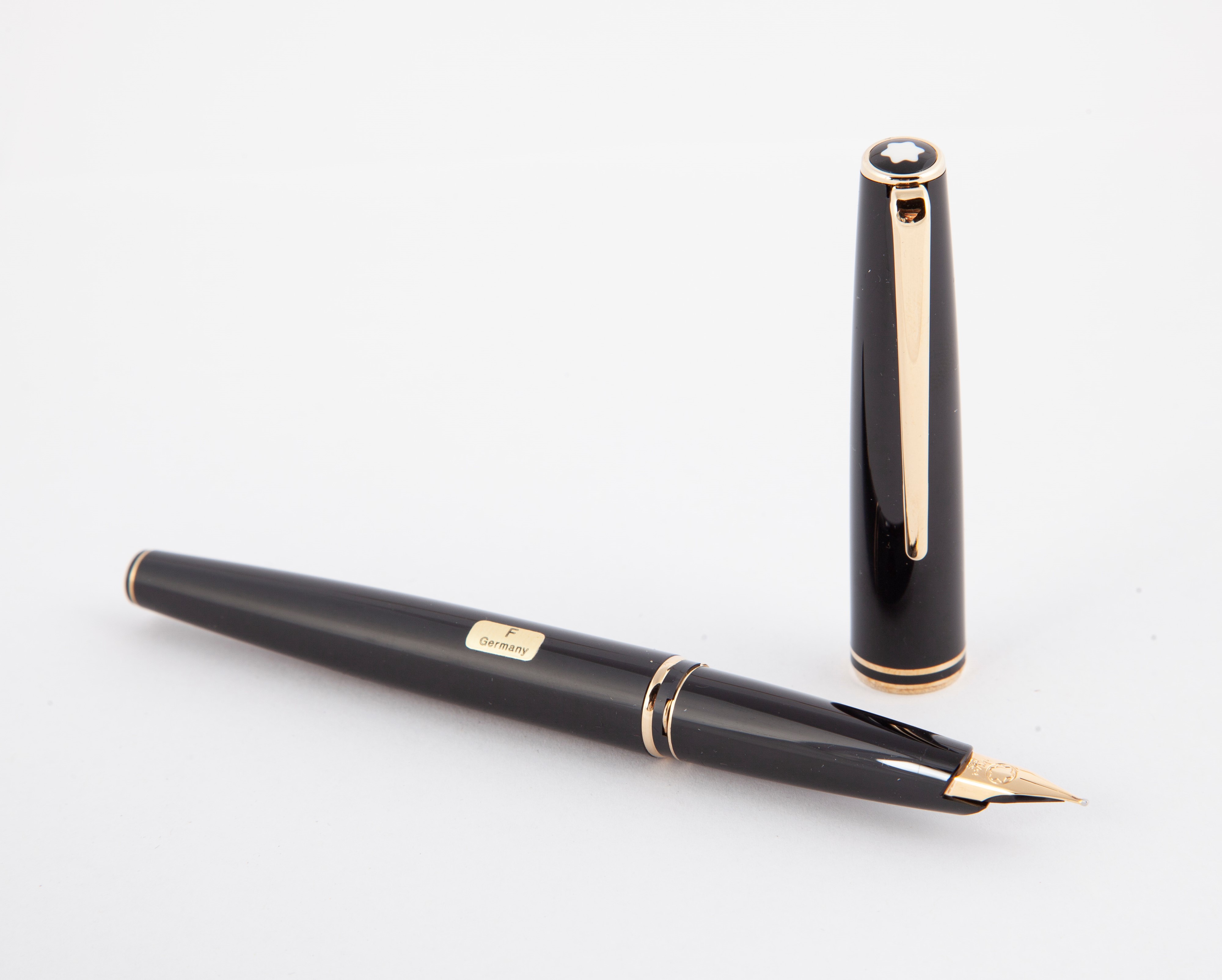 Montblanc Classic - Penna Stilografica in Resina Nera con Particolari Dorati