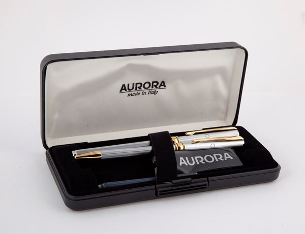 Aurora 98 - Coppia di penne: Stilografica e Sfera in acciaio laccato con finiture dorate  - Asta Asta a Tempo - Penne e Accessori da Scrivania - Casa d'Aste Arcadia