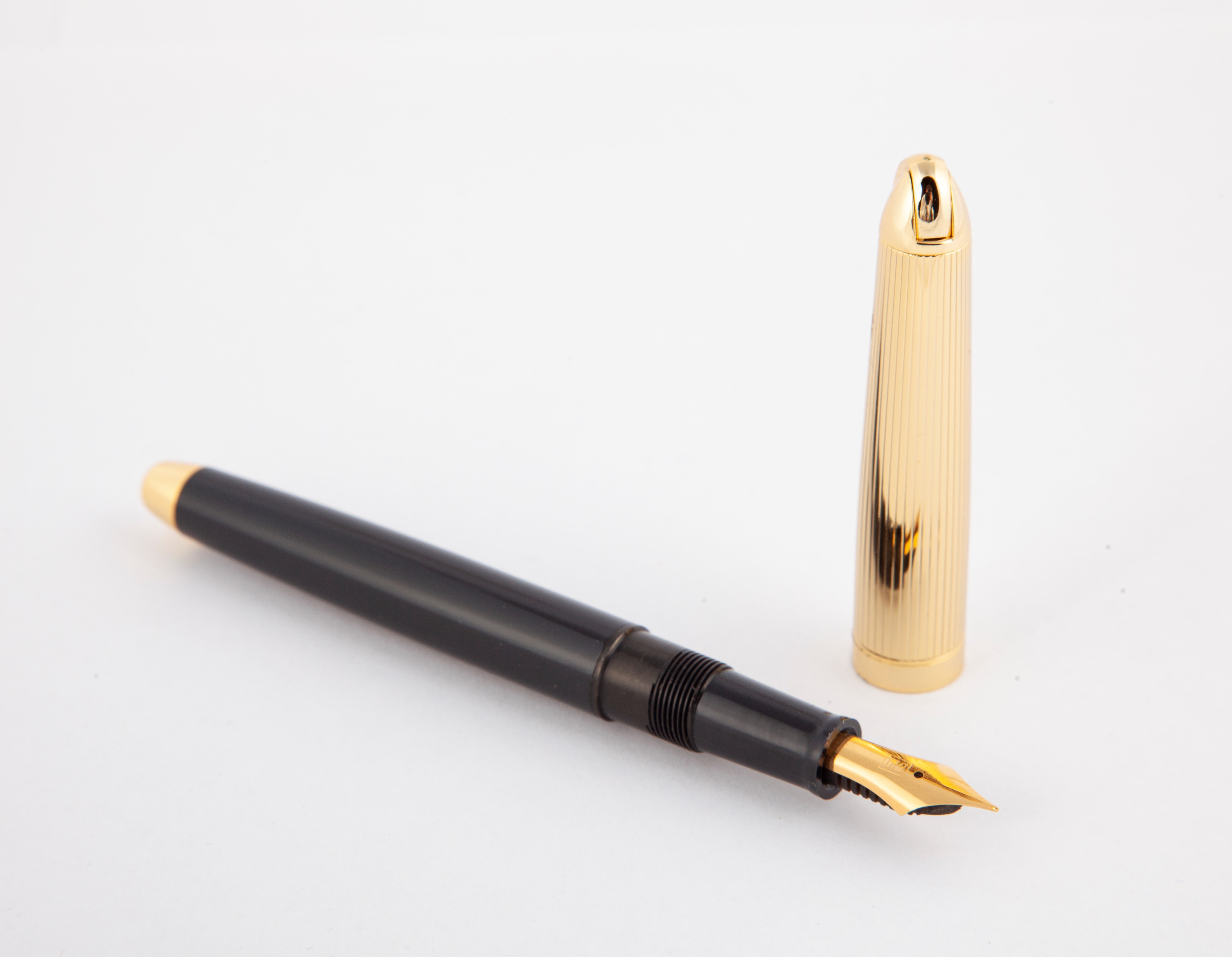 Fendi - Penna Stilografica in Vernice e Metallo Dorato; Renato Balestra - 2 Mini Penne a Sfera