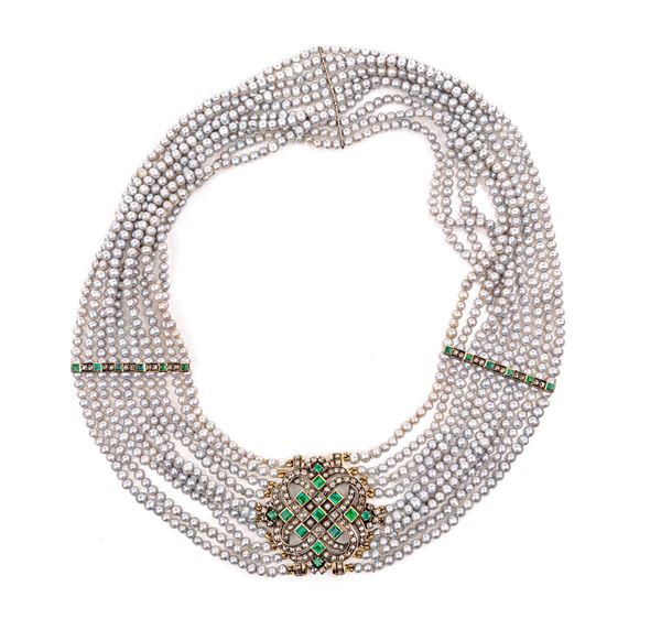 Collana 10 fili di perle grigie, diamanti e smeraldi