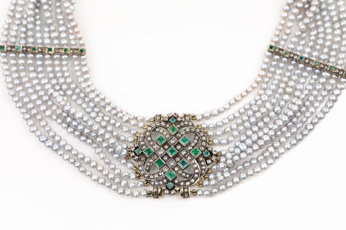 Collana 10 Fili di Perle Grigie, Diamanti e Smeraldi