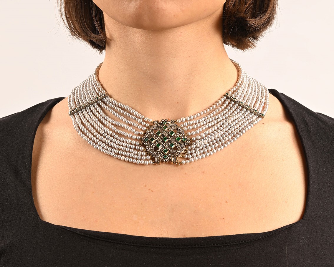 Collana 10 Fili di Perle Grigie, Diamanti e Smeraldi