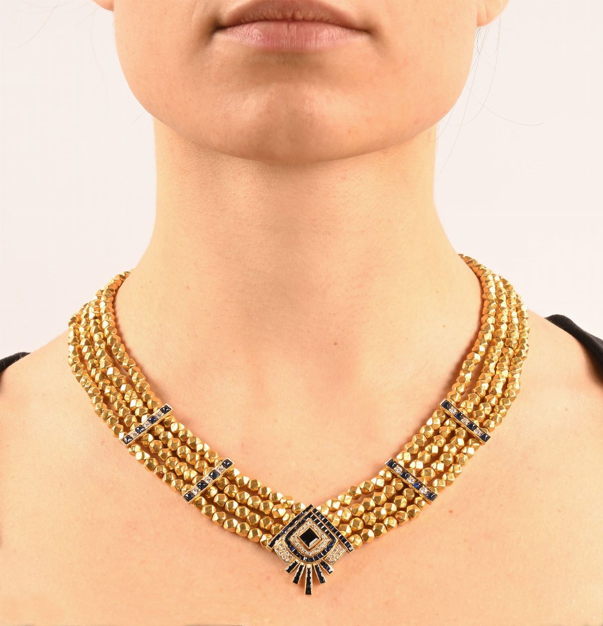 Collana di Sfere in Oro e Centrale in Oro Zaffiri e Brillanti