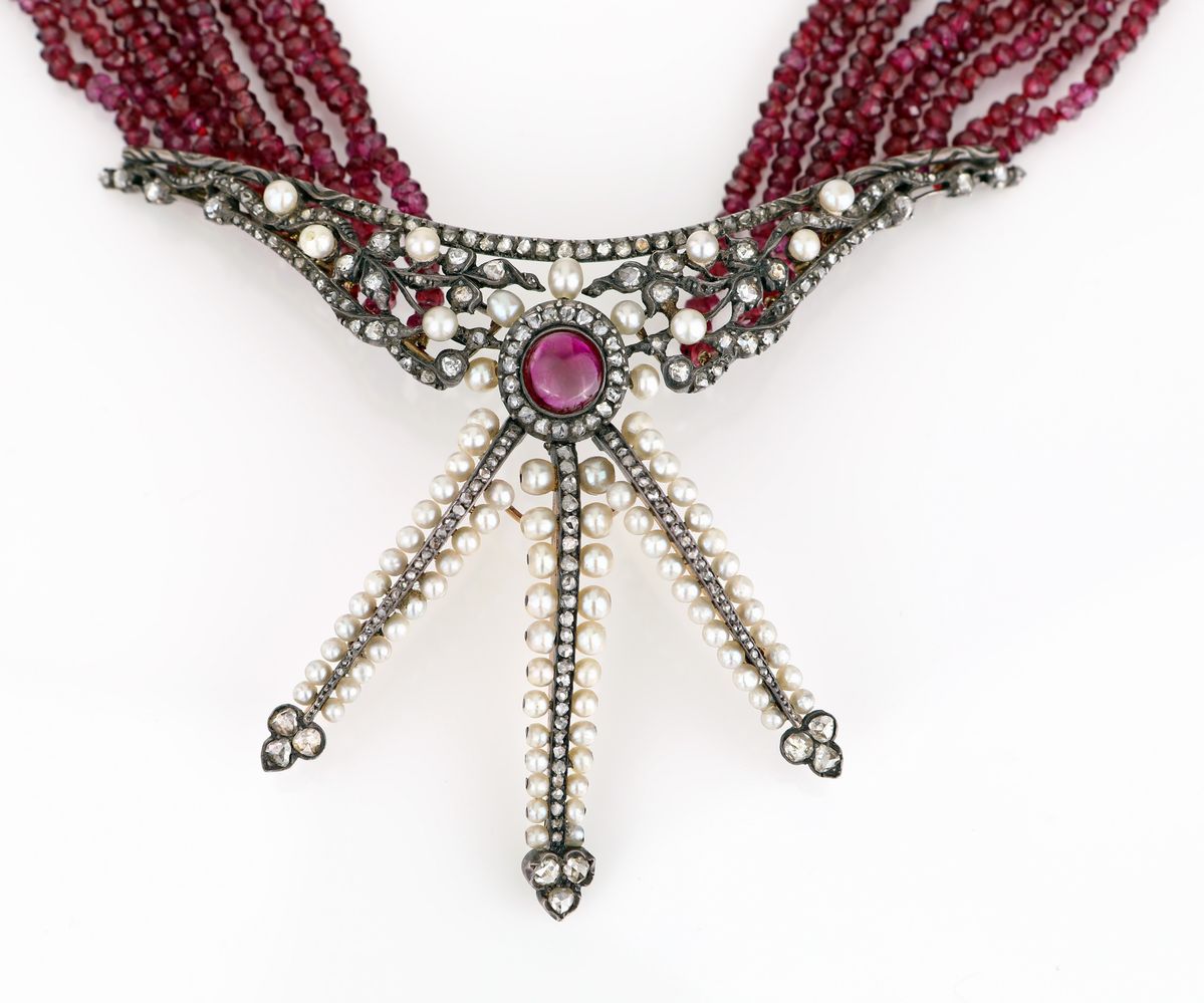 Collana con Granati Nobili e Centrale Edoardiano in Oro, Argento, Diamanti e Perle
