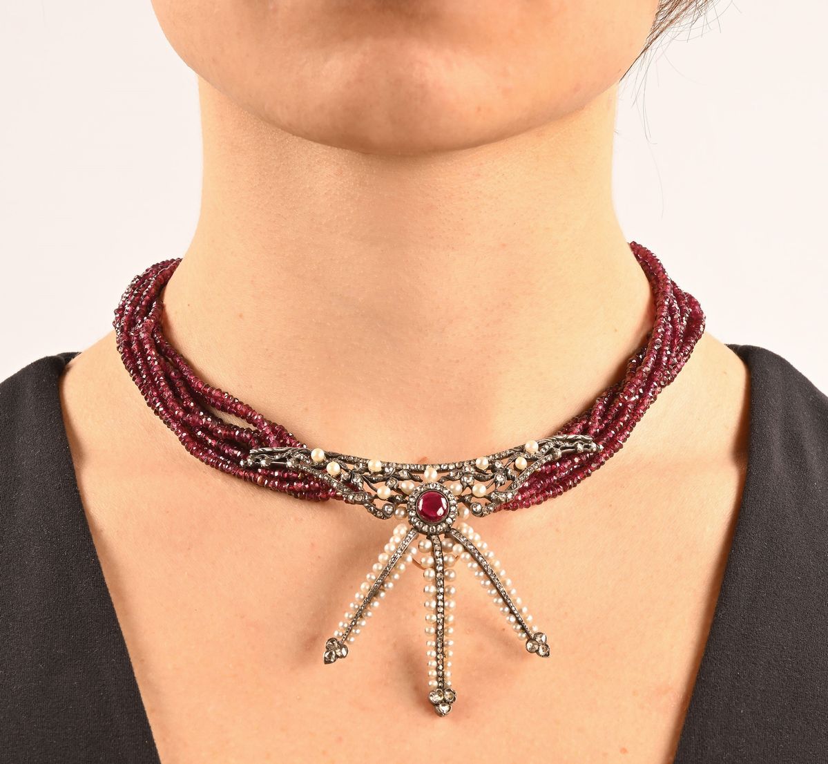 Collana con Granati Nobili e Centrale Edoardiano in Oro, Argento, Diamanti e Perle