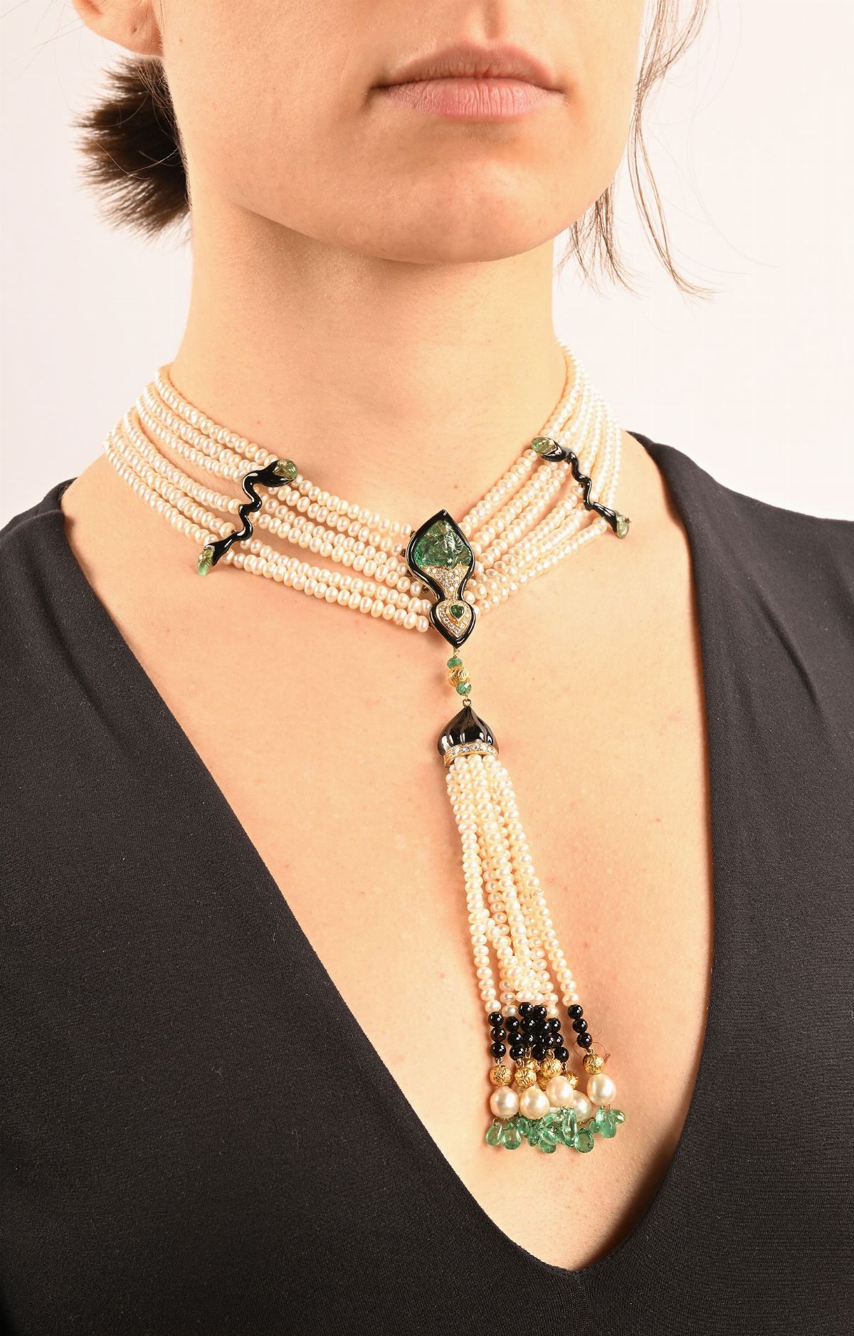 Collana di Perle, Smeraldi Incisi, Brillanti e Smalti