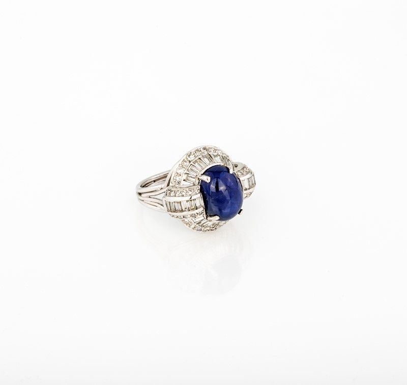 Anello in Oro Bianco con Zaffiro Cabochon