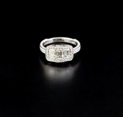 Fascia in Oro Bianco con Diamanti Taglio Smeraldo e Brillanti di Contorno