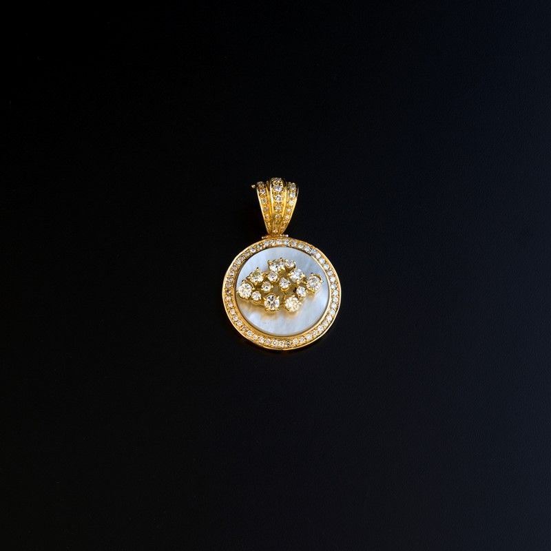 Pendente in Oro Giallo con Madreperla e Brillanti