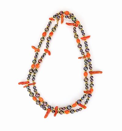 Collana in Perle Grigie, Corallo e Metallo Dorato