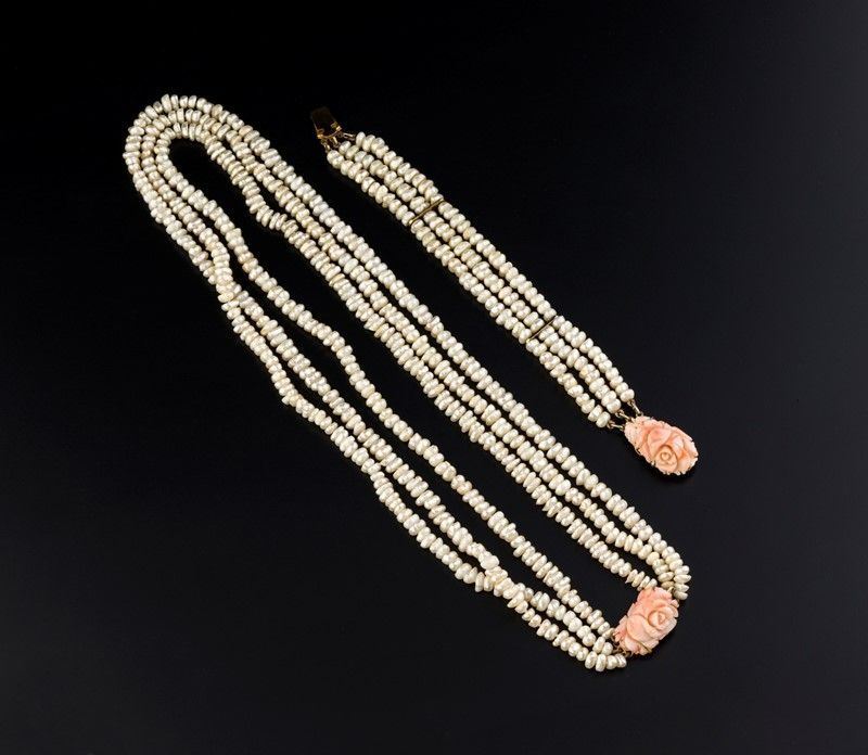 Parure di Bracciale e Collana di Fili di Perle di Fiume e Chiusura in Corallo Rosa