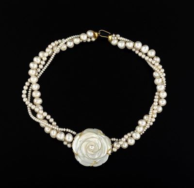 Collana di Perle con Fiore in Madreperla