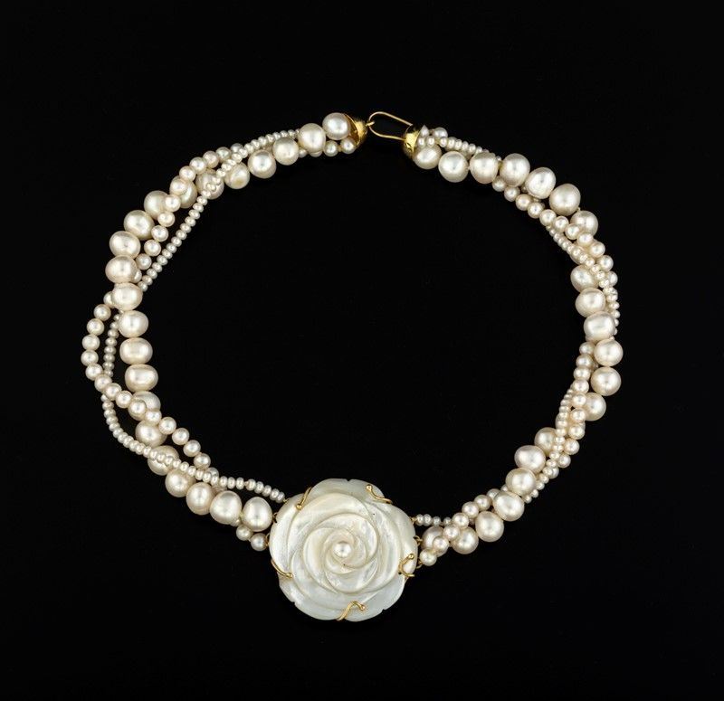 Collana di Perle con Fiore in Madreperla