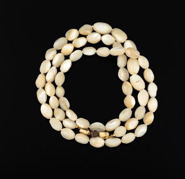 LUNGA COLLANA DI BARILOTTI DI MADREPERLA